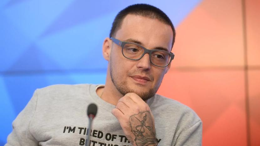 Дело Гуфа связанное с прошлогодним конфликтом в бане поступило в суд Расследование уголовного дела в отношении Гуфа обвиняемого в грабеже завершено и передано в суд Ему и второму фигуранту вменяют часть 2 статьи 161 УК РФ грабеж совершенный группой лиц по предварительному сговору с применением насилия не опасного для жизни и здоровья а также с угрозой применения такого насилия Инцидент произошел в октябре прошлого года в помещении банно оздоровительного комплекса в Подмосковье Как утверждает сторона обвинения в ходе конфликта артист вместе со вторым участником дела похитил у потерпевшего iPhone 14 Pro В суде также отметили что Гуф угрожал оппоненту физической расправой и дважды ударил его по лицу в то время как его приятель удерживал потерпевшего за руки Гуф вину не признает