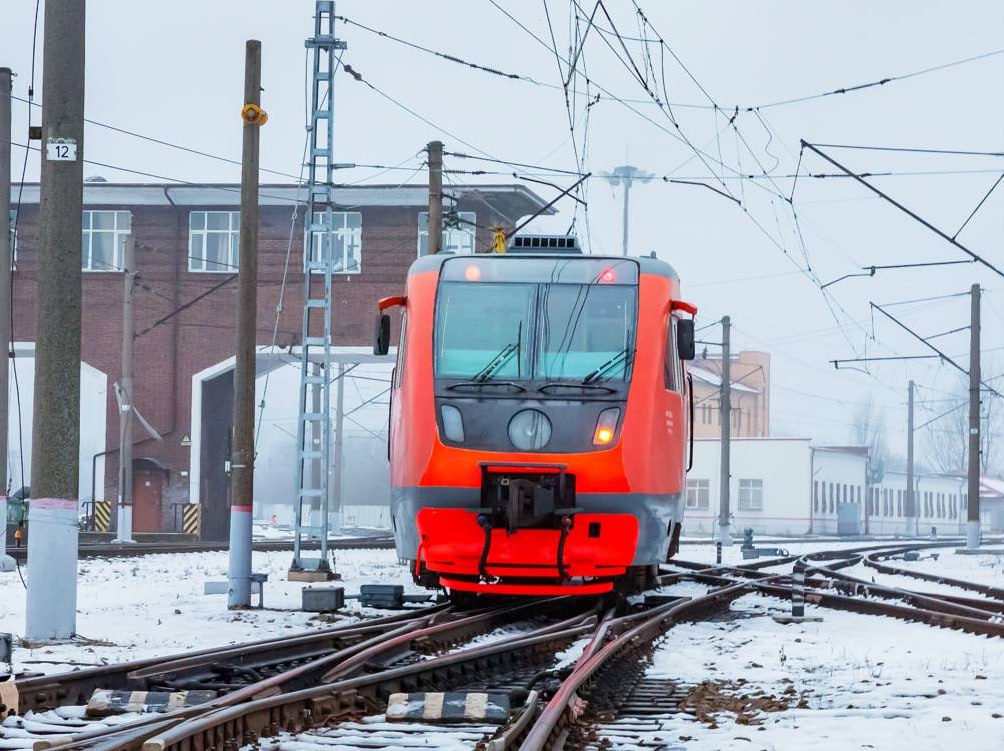 В январе 2026 года проезд в электричках Калининградской области подорожает Как сообщает пресс служба КЖД Служба по госрегулированию цен и тарифов региона уже установила стоимость проезда на расстояние до десяти километров в размере 35 руб Стоимость каждого последующего километра 2 руб 83 коп в скорых пригородных поездах 3 руб 44 коп Более того стоимость провоза излишней ручной клади и багажа будет составлять 25 от стоимости проезда Подробнее о тарифах здесь Фото ТГ канал Калининградская ласточка