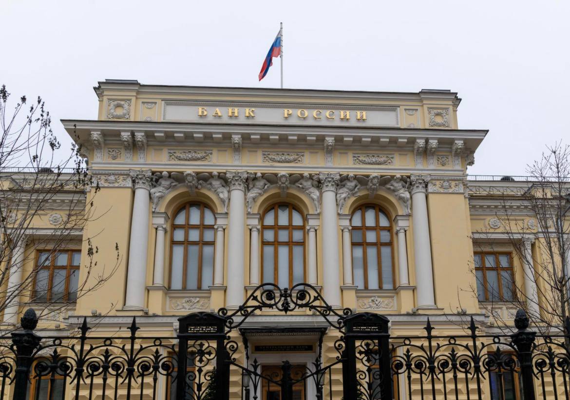 ЦБ определил процедуру отказа от зачисления средств при переводе мошенникам Граждане чьи реквизиты включены в базу данных Банка России смогут оформить отказ от зачисления таких сумм на свой счёт и вернуть их пострадавшему Банкам рекомендовано принимать заявления в отделениях по горячей линии или через интернет банк Чтобы инициировать возврат клиент в заявлении указывает номер запроса REQ этот идентификатор Банк России выдаёт по результатам рассмотрения обращения об исключении реквизитов из базы Банк получивший такое заявление возвращает сумму банку плательщика тот в свою очередь зачисляет средства на счёт пострадавшего клиента и направляет информацию в Банк России после чего регулятор принимает решение об исключении информации о гражданине из базы данных о мошеннических операциях Михаил Тихонов ДП Подписаться на ДП в Telegram MAX