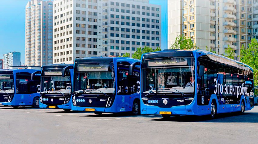 В Дептрансе Москвы рассказали как чат бот Александра помогает жителям столицы Этот инструмент используется с 2020 года и круглосуточно информирует пассажиров пешеходов и автомобилистов Также Александра помогает получать онлайн услуги За время работы чат бот помог более 2 8 млн жителям столицы У нее можно спросить про организацию дорожного движения пригородные электропоезда велосипеды и самокаты городской транспорт каршеринг и такси эвакуацию авто Аэроэкспрессы автовокзалы парковки В месяц виртуальный помощник отвечает на 585 тыс вопросов 2 Для ответа чат боту требуется менее 2 секунд При необходимости Александра переведет диалог на оператора который обязательно поможет пассажиру Технология позволила снизить количество письменных обращений в Транспортный комплекс столицы на 35 digitalbuild искусственныйинтеллект транспорт москва