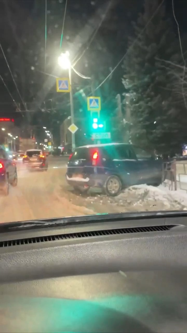 Около площади Партизан в Брянске машина врезалась в ограждение  В Брянске возле площади Партизан произошло ДТП. На улице Красноармейской машина протаранила забор. Информация об этом появилась в сообществе «ЧП и ДТП Брянск» 19 декабря в шесть утра.  По видеозаписи можно установить, что автомобиль слетел с дороги на перед светофором на перекрёстке улицы Красноармейской и проспекта Ленина. Есть ли пострадавшие, неизвестно. О других участниках ДТП не сообщается.      подписаться   прислать новость