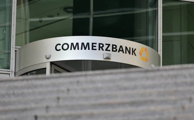 FT узнала, как Commerzbank намерен избежать поглощения UniCredit Commerzbank намерен сократить до «нескольких тысяч» сотрудников из-за возможного поглощения Unicredit, который в декабре нарастил свою долю в нем до 28%. Банк хочет показать акционерам свою состоятельность как отдельной компании Один из ведущих банков Германии — Commerzbank намерен сократить тысячи сотрудников в попытках минимизировать последствия действий главы итальянского Unicredit Андреа Орселя. Об этом сообщает Financial Times со ссылкой на источники, знакомые с ситуацией.  Пока планы окончательно не утверждены, однако они будут представлены рабочему совету в ближайшее время, сказали изданию два собеседника. Один источник не исключил, что число попадающих под сокращение достигнет «нескольких тысяч».  Новый генеральный директор Commerzbank Беттина Орлопп должна представить обновленную стратегию 13 февраля. Она будет призвана продемонстрировать, что банк способен самостоятельно повысить прибыльность и осуществлять выплаты акционерам, пишет FT