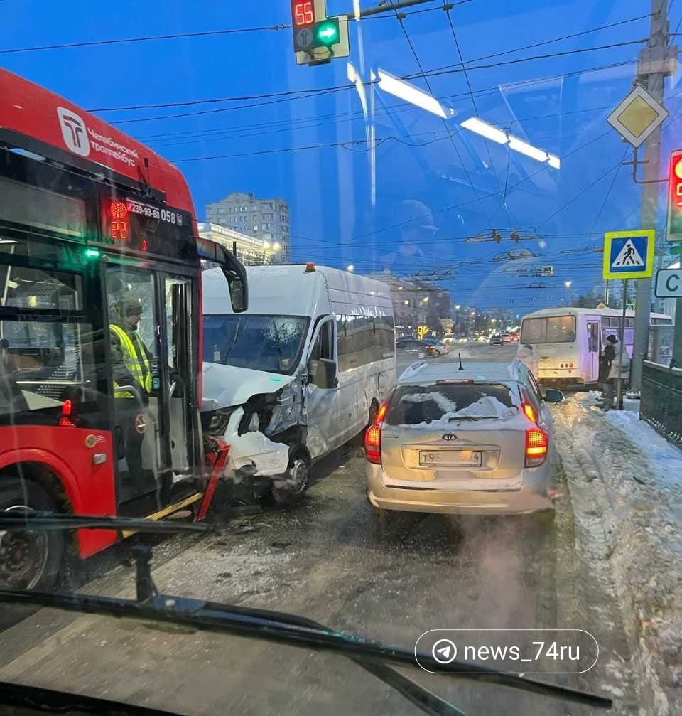 На Алом поле сегодня утром произошло ДТП с участием троллейбуса.  Похоже, что в этот раз троллейбус стал случайной жертвой: микроавтобус влетел в него после столкновения с легковым авто на перекрестке Ленина и Свердловского. Очевидцы сообщают, что на месте аварии было две машины скорой помощи, сейчас застрявший транспорт до сих пор создаёт на Алом заметную пробку.  Мы выясняем у ГАИ подробности происшествия.