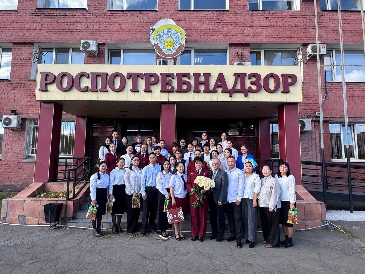 В Управлении Роспотребнадзора по Республике Тыва состоялось торжественное посвящение молодых специалистов выпускников медико профилактических факультетов 15 сентября Управление Роспотребнадзора по Республике Тыва и ФБУЗ Центр гигиены и эпидемиологии в Республике Тыва пополнили свои ряды новыми кадрами 18 выпускниками 2024 и 2025 годов медико профилактических факультетов медицинских вузов Москвы Кемерово Томска Иркутска Барнаула Красноярска и 2 х выпускников медико профилактического факультета медколледжа города Кызыла которые несут службу в качестве 4 х санитарных врачей 3 врачей эпидемиологов 1 врача зоолога энтомолога 6 врачей лабораторного центра а также 4 х специалистов санитарного и эпидемиологического надзора из них 2 эпидемиолога осуществляют надзор на санитарно карантинных пунктах пунктов пропуска на Государственной границе В честь профессионального праздника в День 103 летия образования Государственной санитарно эпидемиологической службы России состоялась торжественная церемония на которой с напутственной речью выступила руководитель Управления Роспотребнадзора по Республике Тыва Людмила Салчак Руководитель подчеркнула особую значимость Роспотребнадзора в сбережении здоровья граждан и обеспечении санитарно эпидемиологического благополучия населения Людмила Кимовна призвала молодых коллег быть активными и инициативными принципиальными и честными ответственно относиться к своему делу пожелала им профессиональной самореализации и успешной работы В свою очередь молодые специалисты рассказали о себе о своих увлечениях поделились с радостью о том что их трудовая биография начинается в большом трудовом коллективе Роспотребнадзора о чем мечтали в годы студенчества Коллектив Управления Роспотребнадзора по Республике Тыва ФБУЗ Центр гигиены и эпидемиологии в Республике Тыва ФКУЗ Тувинская противочумная станция поздравили молодых коллег с началом профессионального пути и пожелали им ярких достижений неиссякаемой энергии и успехов в важной работе по обеспечению санитарно эпидемиологического благополучия жителей и защиты прав потребителей rospotrebnadzor17