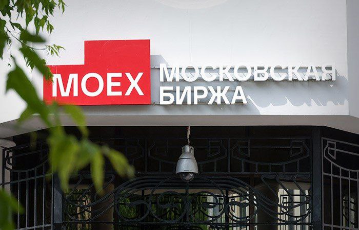 Мосбиржа в марте 2026 года изменит время клиринга на срочном рынке Московская биржа c 23 марта 2026 года переведет срочный рынок на единую торговую сессию скорректировав время клиринга говорится в сообщении площадки Изменения предполагают что вечерний клиринг будет разбит на две части переоценка позиций проводится с 23 50 до 00 30 мск исполнение требований и обновление фактических остатков в 20 00 мск следующего дня Сейчас биржа проводит промежуточный клиринг с 14 00 до 14 05 мск основной с 18 50 до 19 05 мск Торги на срочном рынке как и сейчас будут проводиться с 8 50 до 23 50 мск При этом вечерняя сессия с 19 00 до 23 50 мск станет частью текущего торгового дня ранее она относилась к следующему дню trader book