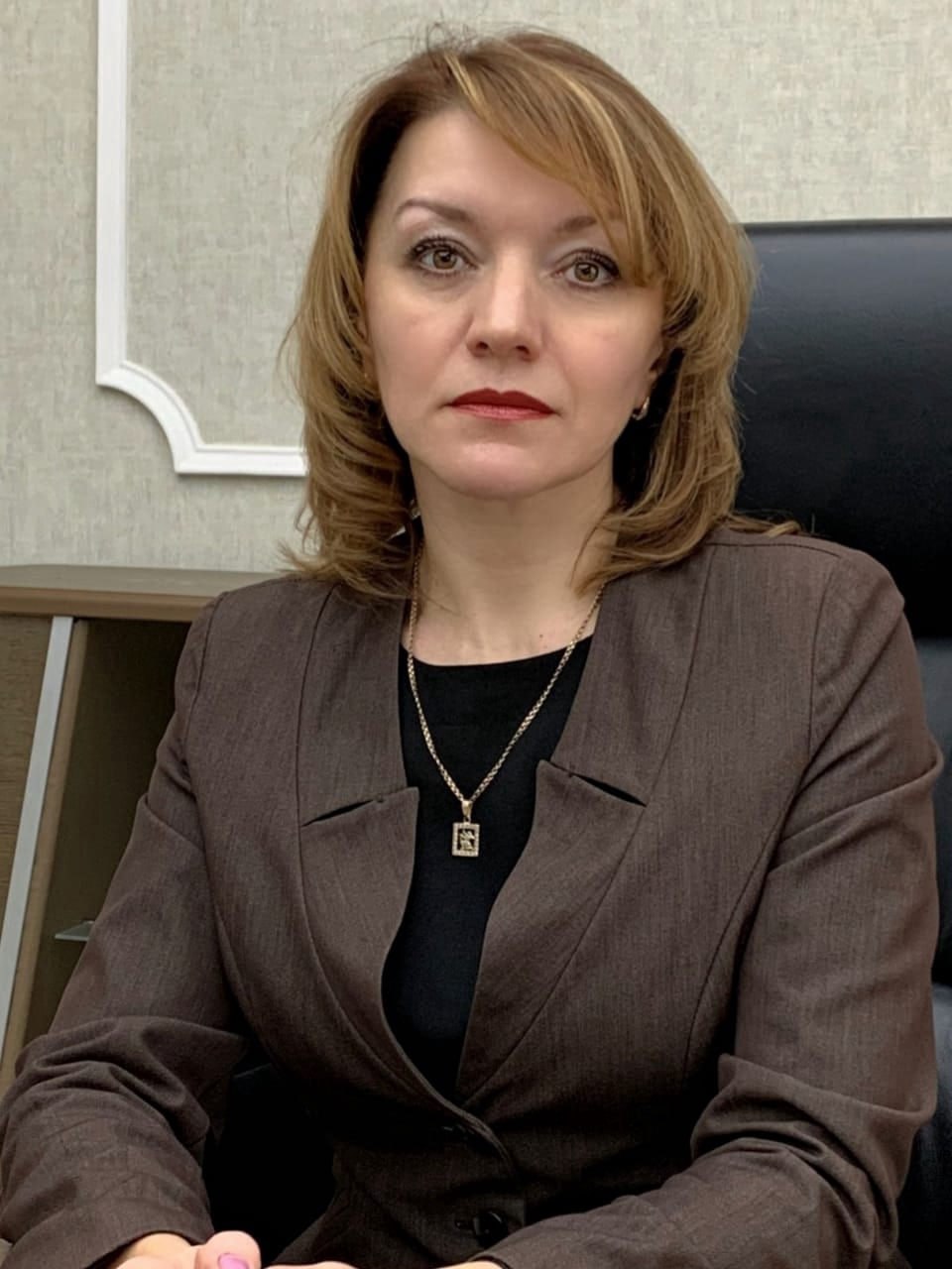 Денис Паслер уволил мэра Североуральска. Врио мэра могут назначить экс-главу Арамили Виталия Никитенко.  Светлана Миронова ушла после того, как ее публично раскритиковал глава региона, сообщил  .RU источник. В одном из районов города целый месяц не было воды, а День города отменили из-за кишечного вируса.   «Жители Североуральска написали мне о проблемах с водоснабжением района города из-за остановки насосно-фильтровальной станции... Североуральцы сообщают, что вода наконец-то появилась в домах. Но кадровые выводы уже сделаны», — написал врио губернатора в соцсетях.  К слову, Североуральск — родной город Дениса Паслера. Там до сих пор живет его мать.  Фото: соцсети Светланы Мироновой    Новости из Екатеринбурга