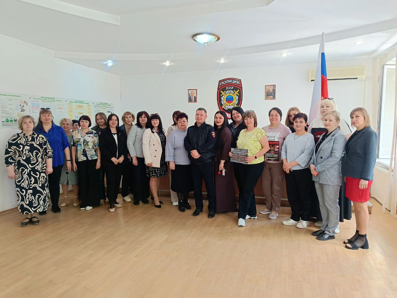 Полицейские Артёмовского района Луганска обсудили с представителями образовательных организаций о противодействии мошенничеству, незаконному обороту наркотиков и терроризму Сотрудники подразделения по делам несовершеннолетних ОУУП и ПДН ОМВД России «Артёмовский» провели встречу с представителями образовательных организаций района, в ходе которой обсудили виды и методы профилактики мошенничества, способы борьбы с незаконным оборотом наркотических средств среди молодёжи, а также проявление терроризма и экстремизма в молодёжной среде и меры, направленные на его предотвращение. Педагогам и сотрудникам учебных учреждений также передали тематические информационные брошюры. Кроме того, на мероприятии были рассмотрены вопросы дальнейшего взаимодействия – в частности, своевременного информирования о каждом происшествии, связанном с несовершеннолетними. Пресс-служба МВД по Луганской Народной Республике #ПолицияРоссии #МВДпоЛНР #ОУУПиПДН