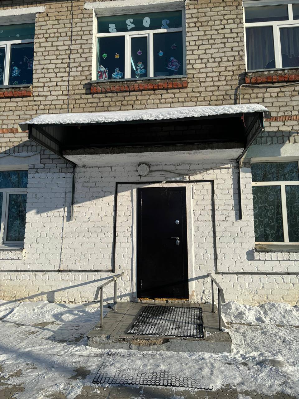  Сковородинская транспортная прокуратура на защите прав маломобильных граждан Сковородинской транспортной прокуратурой проведена проверка исполнения требований законодательства о социальной защите инвалидов. Установлено, что детский сад Nº 67 ОАО «РЖД» в пгт. Уруша Амурской области не адаптирован для граждан, передвигающихся в кресле-коляске, отсутствуют тактильные таблички для лиц с ограниченными возможностями здоровья. По результатам рассмотрения представления транспортного прокурора дошкольным образовательным учреждением приобретен и установлен пандус для беспрепятственного доступа маломобильных граждан в детский сад, на входе установлена кнопка вызова персонала, а также тактильно-визуальные таблички. Ранее по постановлению транспортного прокурора виновное должностное лицо привлечено к административной ответственности по ст. 9.13 КоАП РФ уклонение от исполнения требований к обеспечению доступности для инвалидов объектов транспортной инфраструктуры .