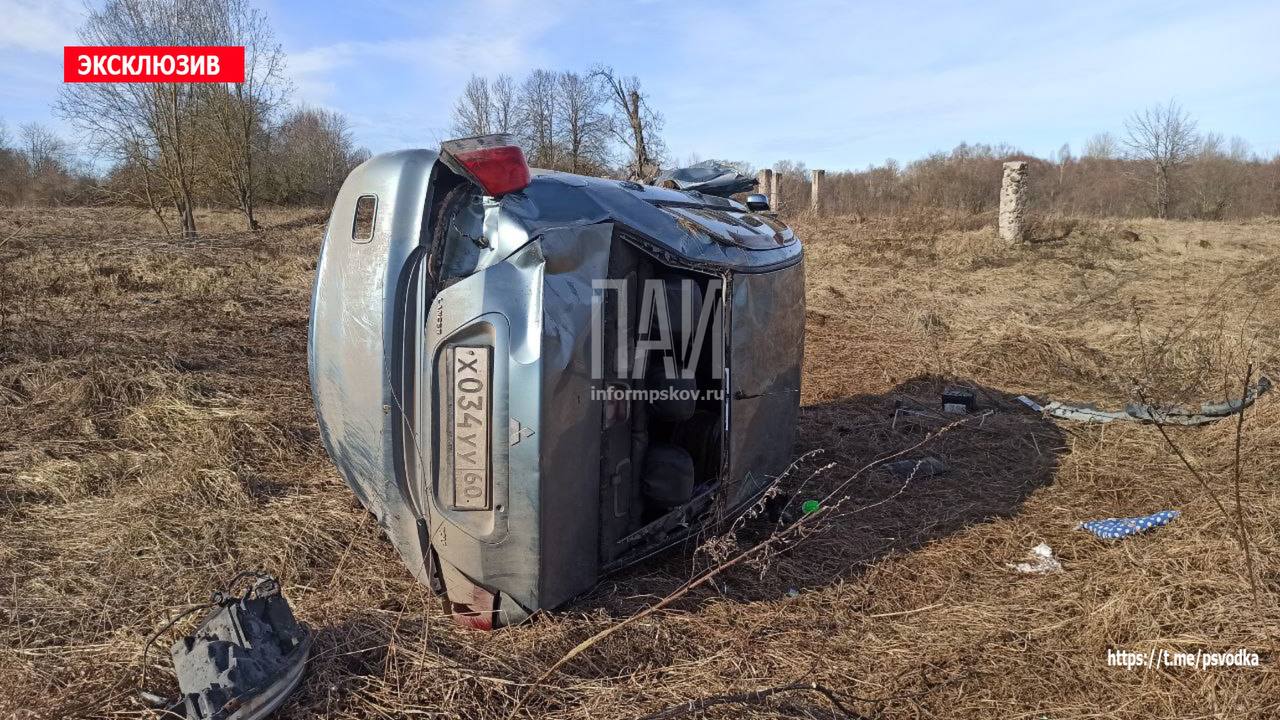 Водитель в тяжелом состоянии после вылета из автомобиля    В деревне Скугры Дновского района на улице Центральной, автомобиль съехал в кювет, в результате чего водитель, не пристегнутый ремнем безопасности, вылетел через стекло.    Очевидцы сообщают, что мужчину обнаружили рядом с автомобилем. Он лежал неподалеку от крыши машины, и, если бы транспортное средство перевернулось, это могло бы привести к трагическим последствиям.    Пострадавший был доставлен в больницу с тяжелыми травмами. Врачи борются за его жизнь, однако состояние остается критическим.    На месте происшествия работали сотрудники ГИБДД, бригада скорой помощи и пожарные подразделения.    Напоминаем о важности использования ремней безопасности, которые могут спасти жизнь в подобных ситуациях.