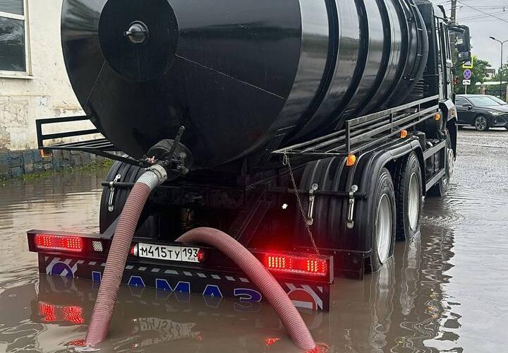  В Краснодаре из-за проливных дождей вновь начались подтопления. Водооткачивающая техника просто не успевает выезжать на все проблемные участки. По сообщению городского ЕДДС, сейчас из-за потопа остановились трамваи на Дмитриевской дамбе. Также сложная ситуация сейчас на улицах: Троицкая, Семёновская, Тихорецкая, Дежнёва, Комарова и Автомобильной. — Специалисты продолжают мониторинг улично-дорожной сети и при необходимости направляют технику в места подтоплений, — говорится в сообщении департамента. Добавим, что штормовое предупреждение в кубанской столице будет действовать весь сегодняшний день. : ЕДДС Подписаться Буст