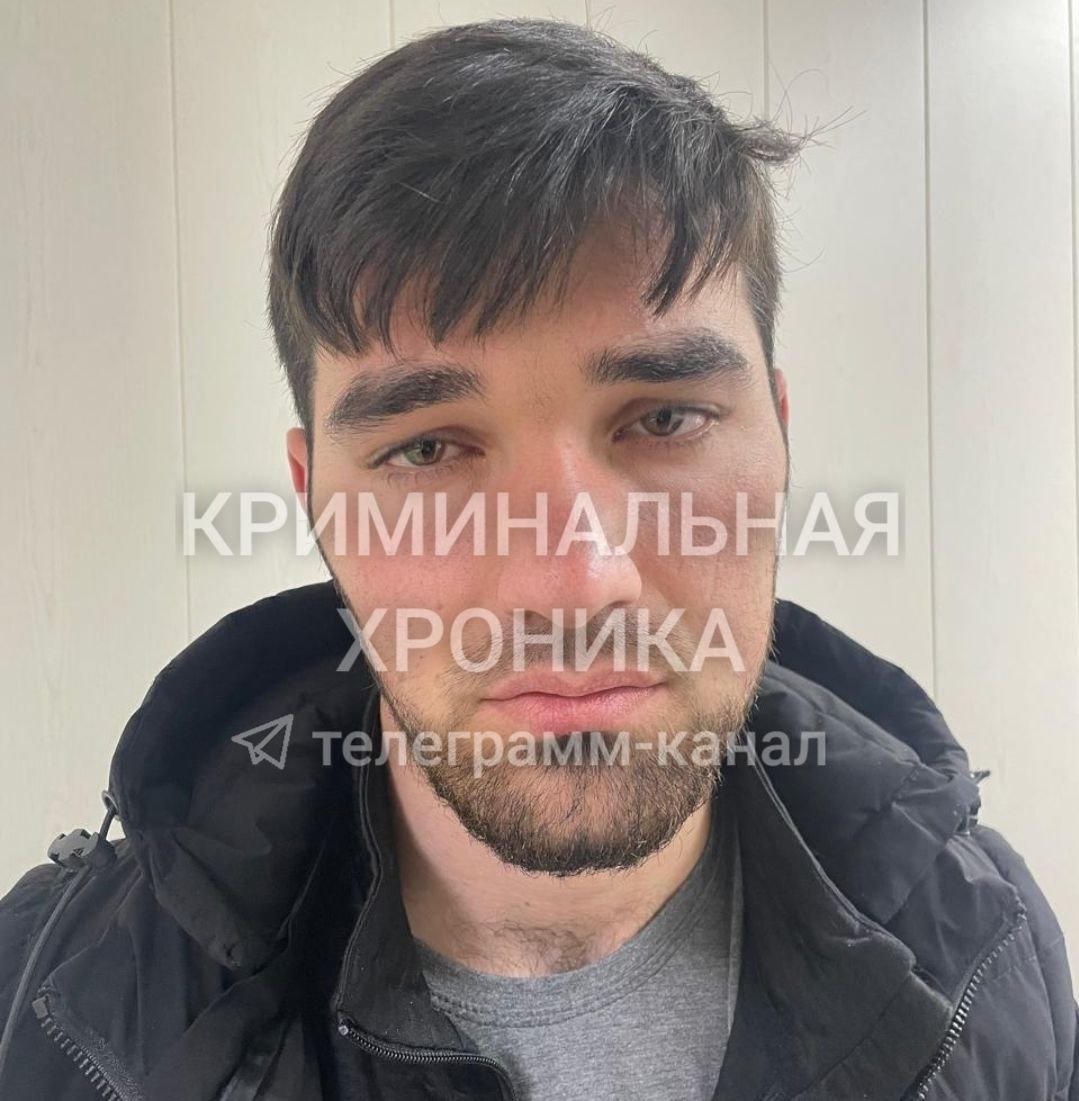 Если вы пострадали от действий данного человека, обращайтесь по телефонам: 8-999-310-47-80 8-967-398-39-88 Оперативниками Советского отдела полиции в Махачкале задержан 23-летний житель Новолакского района, подозреваемый в серии мошенничеств. Установлено, что молодой человек просил у незнакомцев, у прохожих, деньги, забирая суммы наличными. Он убеждал людей в том, что вот вот переведёт взятую сумму на их банковский счёт через мобильное приложение. Но, ему это, якобы, сделать не удавалось. Он ссылался на различные причины, по которым он не может это сделать прямо сейчас и уходил, обязуясь вернуть средства позже. Однако, все присвоенные деньги фигурант тратил по своему усмотрению. Таким образом злоумышленнику удалось обмануть несколько человек. Точная сумма причиненного ущерба ещё только устанавливается. По признакам состава преступления возбуждено уголовное дело по 159 УК РФ мошенничество . Если вы пострадали от действий данного человека, обращайтесь по приведённым выше телефонам. КРИМИНАЛЬНАЯ ХРОНИКА