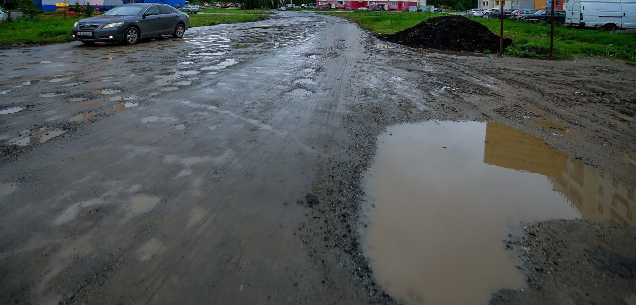 Глава Южного Урала поручил оперативно помочь жителям Копейска восстановить дорогу На протяжении многих лет жители улицы Капитальная за свои средства ремонтируют дорогу. Участок протяженностью 1,5 км, на котором проживают около 250 человек постоянно весной приходит в неудовлетворительное состояние. Неоднократные обращения в копейскую администрацию не приносят результатов. Как рассказали в ОНФ Челябинской области, куда обратились люди, средняя стоимость одной тонны материала для отсыпки составляет 350 рублей, а для благоустройства дороги требуется значительное количество. В этой связи Народный фронт обратился к губернатору Челябинской области с просьбой взять проблему жителей Копейска под личный контроль. «Увидел обращение челябинского отделения Народного фронта с жалобой на содержание одной из дорог в Копейске. Причем, это уже не первый такой сигнал по Копейску со стороны ОНФ», – написал в своем телеграм-канале глава региона Алексей Текслер. Губернатор поручил министерству дорожного хозяйства и администрации Копейска оперативно отреагировать. «Нужно выявлять такие проблемы своевременно и на уровне муниципалитета, давать жителям обратную связь с конкретными сроками ремонтных работ», – резюмировал Текслер.