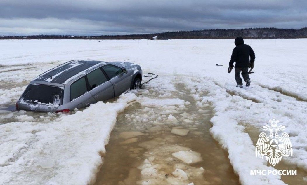 31 декабря, в Коми автомобиль Audi провалился под лед на закрытой переправе.  Об этом сообщили в пресс-службе республиканского главка МЧС.  Инцидент произошел на переправе «Печора – Озерный», которая пока не открыта.  В итоге иномарка провалилась под лед. К счастью, в результате случившегося никто не пострадал. Водитель и пассажир успели выбраться.  В МЧС призвали людей соблюдать правила безопасности на водных объектах. Как пояснили в ведомстве, переправляться через них можно только по официально открытым ледовым переправам.