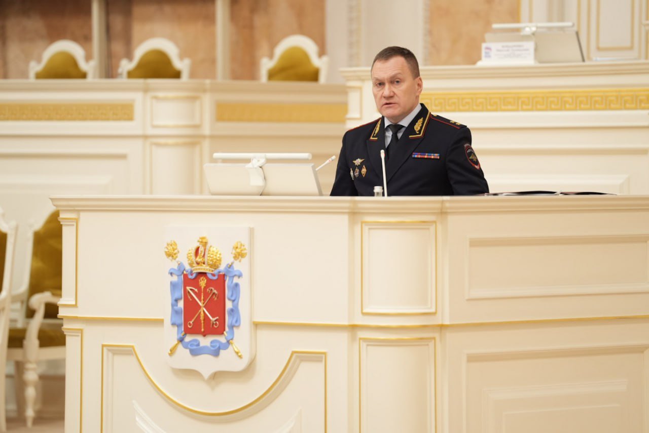 Уровень преступности в Петербурге по-прежнему ниже среднероссийского, отметил в ходе отчета Роман Плугин. 1162 преступления на 100 тысяч жителей, когда по стране — 1308.    Для поддержания стабильности необходимы масштабные усилия. Наши правоохранители обеспечивают раскрытие свежих преступлений  до 95% выявления виновных по отдельным статьям  и правонарушений прошлых лет. Предотвращают незаконный оборот наркотиков  за 2024 год выявлено около 6,5 тысячи наркопреступлений . Борются с ИТ-преступностью, киберхищениями  проблема острая, +11% преступлений за год . Решают вопросы, связанные с миграционными процессами: более 4,5 тысячи решений о сокращении срока временного пребывания, свыше 38 тысяч запретов на въезд в РФ. Кроме того, полиция обеспечивает экономическую безопасность региона, общественный порядок, проводит профилактику правонарушений.   Благодарим сотрудников Управления за планомерную работу на результат — с вами Петербург в безопасности. Отдельно парламент ценит ведомство за эффективное сотрудничество по линии законотворчества. Обязательно продолжим наше взаимодействие, чтобы жизнь в городе становилась комфортнее.   #АлександрБельский #ЗакССПб #ЕР78 #ЕдинаяРоссия