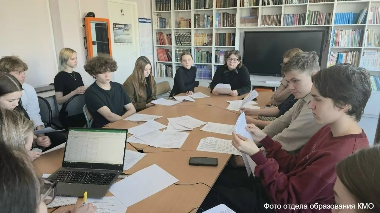 Жители Карелии могут поддержать школьные инициативы участвуя в голосовании по проектам молодёжного инициативного бюджетирования   В финал вышли предложения от учащихся первой третьей Пушкинской школ и гимназии Проекты нацелены на создание новых творческих зон улучшение школьных пространств и организацию внеклассной деятельности Активное участие граждан поможет воплотить эти идеи в жизнь Столица в МАКС Прислать новость Реклама