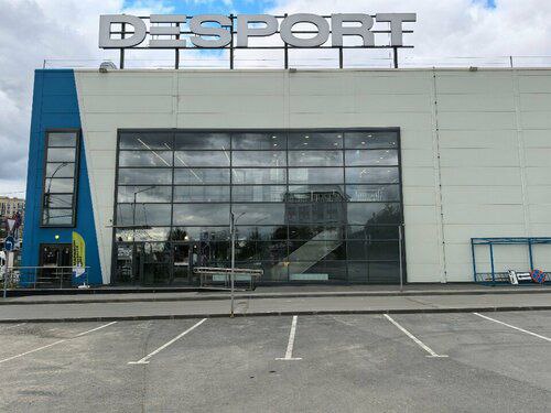 Это вам не Decathlon Сеть спорттоваров Desport заменившая видимо не совсем Decathlon может обанкротиться сообщает Коммерсант ООО Спорт импекс один из контрагентов ритейлера подал иск о банкротстве к АО Октоблу главному юрлицу Desport Владельцем ООО Спорт импекс является предприниматель Михаил Трояновский с 2014 года компания занимается поставками товаров Adidas в РФ и страны СНГ Долг перед Спорт импекс составляет 2 1 млн рублей Но это не единственный проблемный кредитор Desport Всего к компании подано 123 иска на сумму 847 6 млн рублей Бенефициаром АО Октоблу назван Вячеслав Мареев партнер одного из основателей Трансмашхолдинга Андрея Бокарева с которым они вместе сдают в аренду помещения в столичном Атриуме через ООО Атрилэнд Кстати Desport может стать первопроходцем но не в лучшую сторону если что это будет первый крупный ритейлер признанный банкротом после ухода западного владельца из России и ребрендинга Ритейл Desport Decathlon банкротство спортивныетовары новостиритейла магазины retail retailnews Знание сила Подписка кнопка