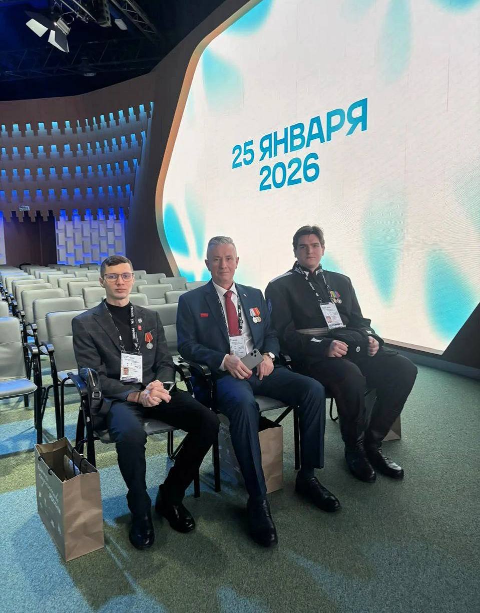 Студент ИГСУ дал интервью Первому каналу в День студента 25 января в Национальном центре Россия состоялось празднование Дня российского студенчества Среди приглашённых были и студенты ИГСУ участники специальной военной операции Кирилл Давыдов студент 1 курса направления Государственное и муниципальное управление староста группы активист Движения первых руководитель проекта Уроки мужества дал интервью Первому каналу Мы гордимся нашими студентами Ваша стойкость и отвага настоящий пример для молодёжи Еще больше новостей в канале отдела по патриотическому и гражданскому воспитанию ПрезидентскаяАкадемия ВозможностиИГСУ СтудентыИГСУ ГордостьИГСУ