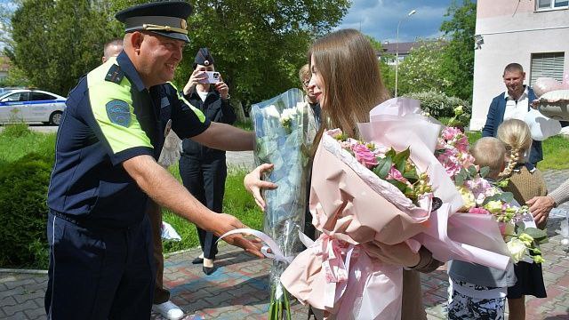 Евгений Наумов поздравил с профессиональным праздником госавтоинспекторов  Сегодня в России отмечают праздник те, кто следит за порядком на дорогах. Сотрудники Госавтоинспекции работают каждый день, в выходные, торжества. Они регулируют движение, следят за соблюдением ПДД, оказывают помощь другим ведомствам, участвуют в поимке опасных преступников и не только.   – Вы — настоящие герои, которые рискуют собой ради спокойствия других. Отдельное спасибо за трепетное отношение к вопросам детской безопасности! – написал в своём Telegram-канале глава Краснодара.   Евгений Наумов пожелал сотрудникам Госавтоинспекции здоровья, семейного благополучия и успехов на службе.  #неделямэра    Телеканал «Краснодар»   написать