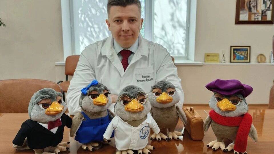Кукуха стала талисманом областной психбольницы в Челябинске Дизайн персонажа разработал главврач больницы с помощью нейросетей. На создание ироничного маскота челябинских психиатров вдохновил Пермский краевой наркологический диспансер. Он сделал своим символом Белочку. Теперь ждем мерч, NFT и кукухакойны Это Борус