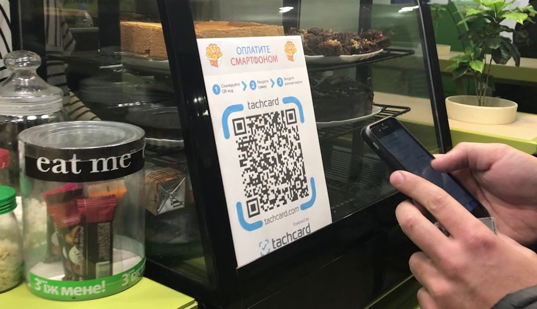 Единый QR станет бесплатным Депутаты предлагают отменить оплату в пользу НСПК за использование банками универсального QR-кода, поправки были внесены в соответствующий законопроект ко второму чтению. Также были перенесены сроки внедрения универсального QR-кода до сентября 2026–2028 годов в зависимости от размера банков и торговых предприятий. При этом торговые точки с выручкой менее 5 млн рублей освобождаются от приема оплаты цифровыми рублями с помощью универсального QR-кода. Участники рынка считают, что эти изменения являются победой противников эксклюзивного сервиса от НСПК. При этом для торговых точек запуск цифрового рубля будет более сложным, чем для банков, в силу меньших финансовых и организационных возможностей. Также это может подтолкнуть крупных игроков к переходу на обслуживание в другие крупные банки, не являющиеся системно значимыми.