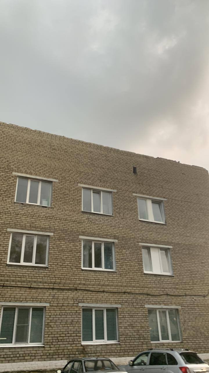 Районная больница в Новых Бурасах работает в штатном режиме. По поручению губернатора Саратовской области Романа Бусаргина министр здравоохранения Владимир Дудаков выезжал на место, чтобы оценить ситуацию в учреждении. Накануне там из-за урагана оказалось повреждено кровельное покрытие здания. Специалисты уже провели осмотр, все неисправности будут устранены в ближайшее время. Палаты и помещения для оказания медицинской помощи не пострадали. Произошедшее никак не отразилось на процессе оказания медицинской помощи пациентам. На работу подразделений больницы инцидент не повлиял.