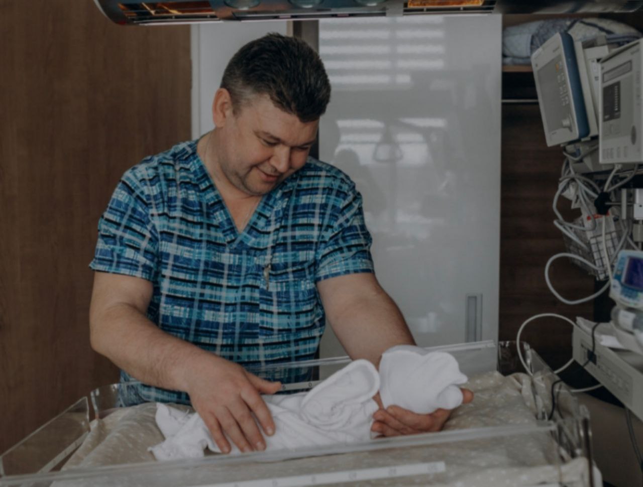 Ямальские врачи спасли новорожденного с опасной патологией В роддом Надымской ЦРБ поступила беременная женщина с риском появления гемолитической болезни из-за резус-конфликта. Роды прошли успешно, но через 10 часов у малыша развилась тяжелая дыхательная недостаточность и кислородное голодание. Маму и малыша перевезли в Ноябрьскую ЦГБ. В ходе операции врач вернул кишечник в брюшную полость и ушил отверстие в диафрагме. Новорожденный уже находится дома. #Ямал #ВрачиЯмала #Помощь #Ребёнок #НадымскаяЦРБ #ЦГБНоябрьск