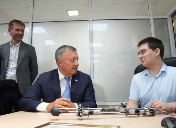 ИРНИТУ представил губернатору разработки для промышленности и импортозамещения Игорь Кобзев побывал в инженерных лабораториях и Конструкторско-технологическом бюро Читать подробнее на сайте...