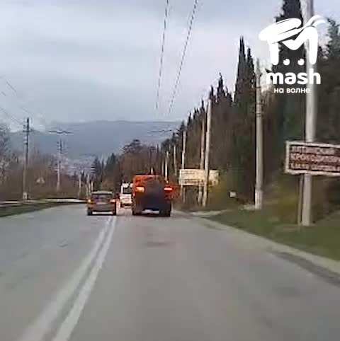 ДТП на кольцевом пересечении в Южно-Сахалинске: кроссовер опрокинулся после столкновения