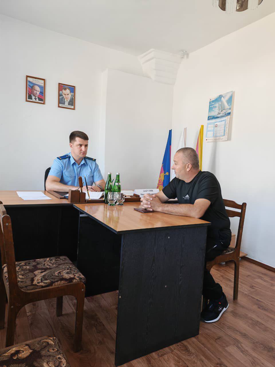 Прокурор Павловского района провел выездные приемы граждан в отдаленных сельских поселениях Сегодня 4 сентября 2025 года прокурор Павловского района Михаил Лагутин принял жителей Новолеушковского и Северного сельских поселений в зданиях местных администраций В ходе мероприятия поступили обращения 10 местных жителей по вопросам связанным с оформлением прав собственности на наследственное имущество установлением границ принадлежащих им земельных участков исполнением судебных актов обоснованностью платы за вывоз твердых коммунальных отходов а также бездействием органов внутренних дел В связи с поступлением от одного из заявителей информации об отсутствии у жительницы ст Новолеушковской возможности лично подать обращение в связи с инвалидностью её прием осуществлен по месту жительства По поступившим обращениям организованы прокурорские проверки а также даны исчерпывающие разъяснения действующего законодательства