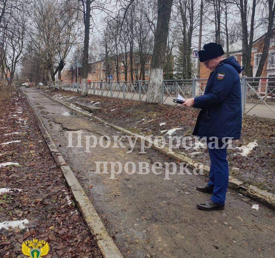 Главе Донского внесли прокурорское представление за состояние тротуаров  С выездом на место установлено, что в районе домов №№1-3, 9 по улице 10-й Армии тротуар сильно разрушился из-за нерегулярного дорожного ремонта.   Главе администрации Донского внесли представление с требованием направить в микрорайон Руднев ремонтную бригаду и привести тротуары в соответствие с ГОСТ.  Исполнение представления находится на контроле надзорного ведомства.  Источник первый тульский