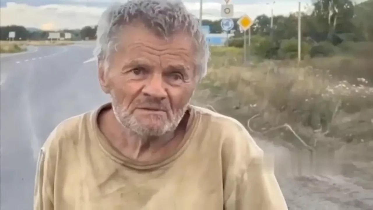 Более 300 жителей курского приграничья погибли после вторжения ВСУ, заявил прокурор региона. «На некогда мирной, процветающей территории нашей области погибли 313 гражданских лиц, всего пострадали 794, включая 26 раненых детей», — сказал Алексей Цуканов. Судьба 789 лиц неизвестна, среди них четверо детей. С Украины в Россию были возвращены 126 жителей Курской области, пишут СМИ. Один из самых известных случаев гибели жителей курского приграничья после вторжения ВСУ связан с пенсионером из Суджи Александром Григорьевым. В августе в Сети появился ролик, на котором бойцы ВСУ в немецкой форме глумятся над пожилым человеком. Позже было опубликовано видео, на котором мужчина сообщил, что здоров, но у него болят ноги. 26 мая стало известно о гибели Григорьева. Его дочь рассказала Daily Storm, что отца расстреляли из крупнокалиберного оружия.