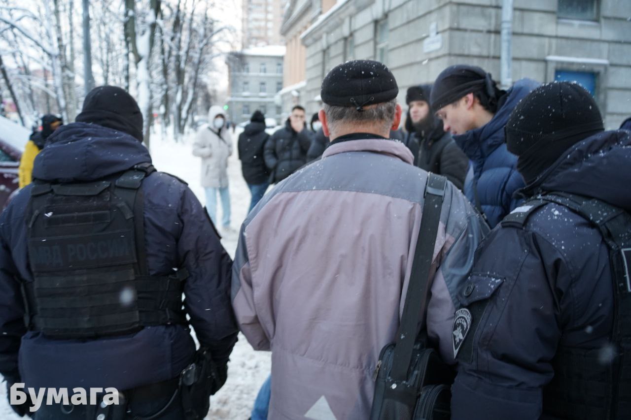 На защитника ВНИИБ завели уголовное дело Его возбудили по статье о хулиганстве с применением оружия ч 1 ст 213 УК РФ сообщили в ГУ МВД по Петербургу Детали Уголовное дело завели на одного из первых задержанных у ВНИИБ По сообщению полиции его забрали в отделение накануне уже в 10 20 часов утра В МВД утверждают что 54 летний житель соседних домов распылил перцовый баллончик в лицо охранника нанятого чтобы не пускать противников сноса к зданию Охранник получил медицинскую помощь и был отпущен в удовлетворительном состоянии Фигурант По версии MR7 уголовное дело могли завести в отношении Антона Глухова Он вероятно был первым задержанным у ВНИИБ По данным Бумаги Глухову 54 года После задержания другие защитники здания не могли найти его местонахождение Контекст Демонтаж построенного в 1950 х годах здания ВНИИБ начался накануне Ему пытались помешать местные жители и градозащитники На несколько часов им удалось остановить работы но после массовых задержаний активистов снос продолжился Фото Бумага Подписывайтесь на Бумагу и предлагайте новости