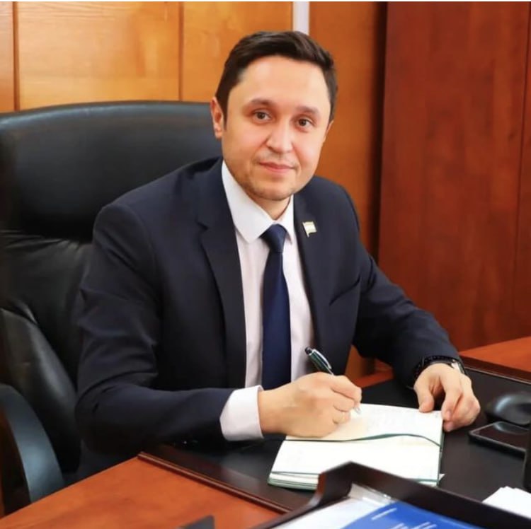 Главный врач санатория Толпар Артур Галиуллин спас жизнь пассажиру на рейсе Москва Уфа 30 летнему мужчине внезапно стало плохо он потерял сознание начал бледнеть у него начались судороги Стюардессы пытались оказать помощь с помощью нашатырного спирта и кислородной маски но это не дало результата В критический момент когда пассажир начал синеть они обратились к пассажирам с просьбой о помощи Артур Рифович приступил к оказанию помощи благодаря чему состояние молодого человека удалось стабилизировать Он продолжал следить за состоянием пациента до приземления По прибытии на землю мужчину встретила бригада скорой помощи готовая оказать дальнейшую медицинскую помощь Подпишитесь на Подслушано в Башкирии в MAX и Telegram