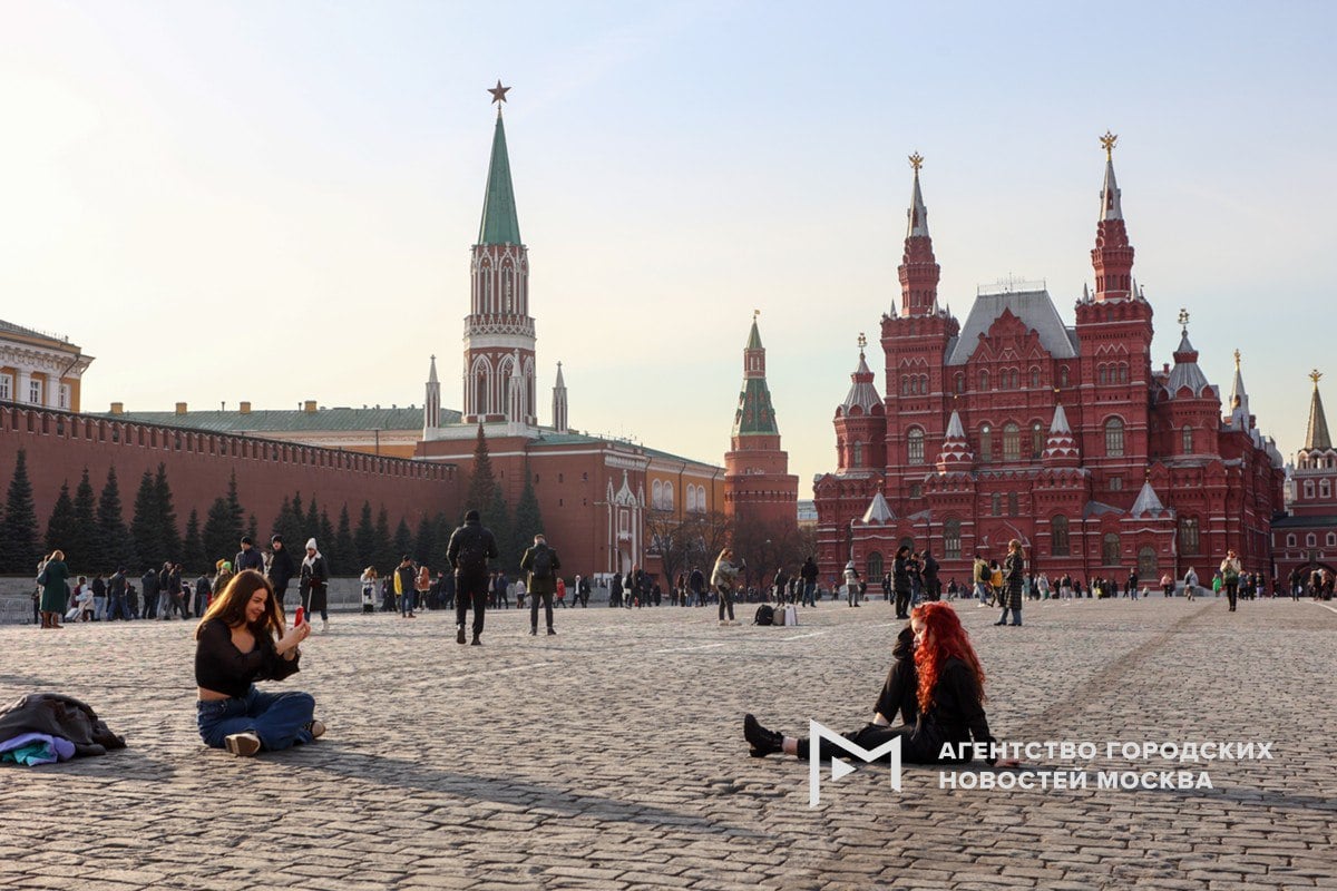 Апрельское тепло сохранится в Москве на следующей неделе, столбики термометров будут подниматься до +10, обещают синоптики.  А вчера в столице зафиксирован первый температурный рекорд марта – воздух на ВДНХ прогрелся до +6,9, это на 0,5 градуса выше, чем в 1995 и 2020 годах.  По прогнозам Татьяны Поздняковой, 8 марта может войти в историю как самый теплый Международный женский день – ожидается от +8 до +10.    «Москва»