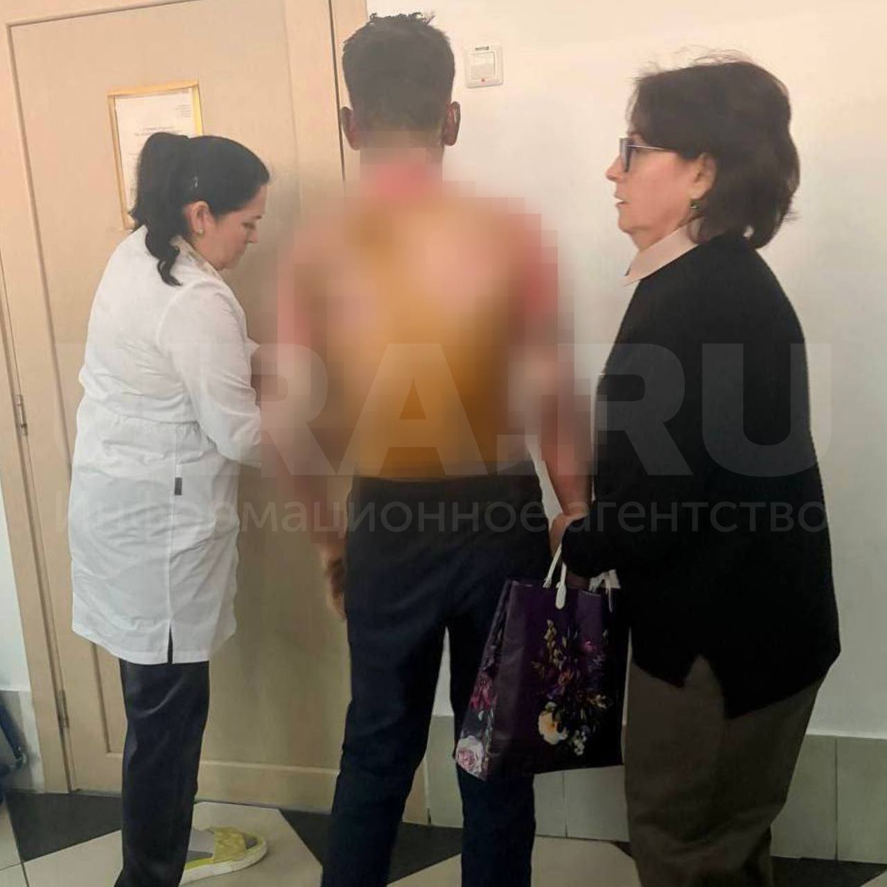 Школьница в Красноярске подожгла одноклассника Инцидент произошел в школе 153 Известно что одна из учениц которую характеризовали как тихая пришла в школу с молотком и начала нападать на одноклассников После этого подросток подожгла спину одному из учеников и жалюзи в классе Учебное заведение эвакуировали Мальчик получил ожоги спины и лица второй и третьей степени он доставлен в больницу Сообщается что госпитализированы еще два ученика Мотивы школьницы неизвестны Подписаться на URA RU мы в MAX