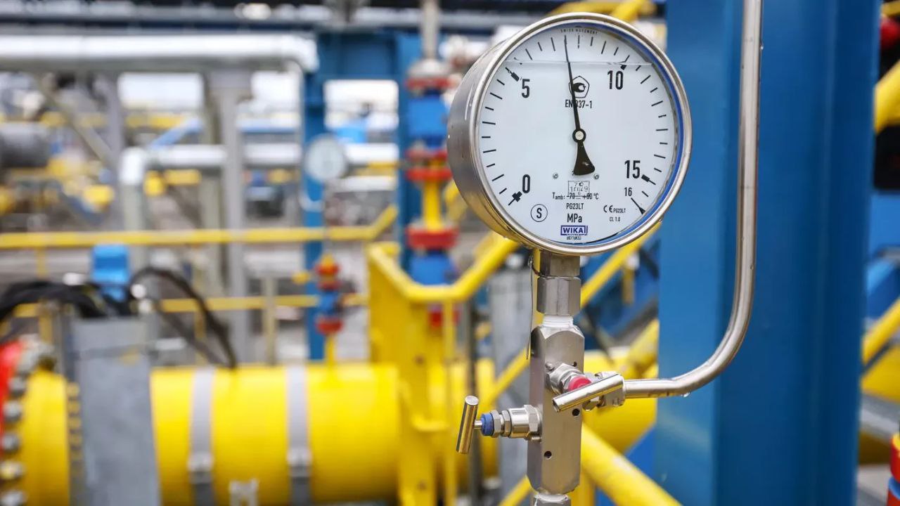 На Западе оценили вероятность возвращения российского газа.  Страны ЕС могут «забыть о своих геополитических проблемах» и возобновить покупки российского газа. Этому способствует растущее ценовое давление и изменение отношений России и США. Однако Брюссель пока не торопится объявлять новую политику по отношению к российским ресурсам.  Агентство отмечает, что некоторые трейдеры предполагают, что поставки из России увеличатся, многие ожидают возвращения ограниченных объемов. При этом Европейский союз не прекратил работать над планами, хотя и отложенными, по прекращению своей зависимости от российских энергоносителей к 2027 году.    Б—Ж