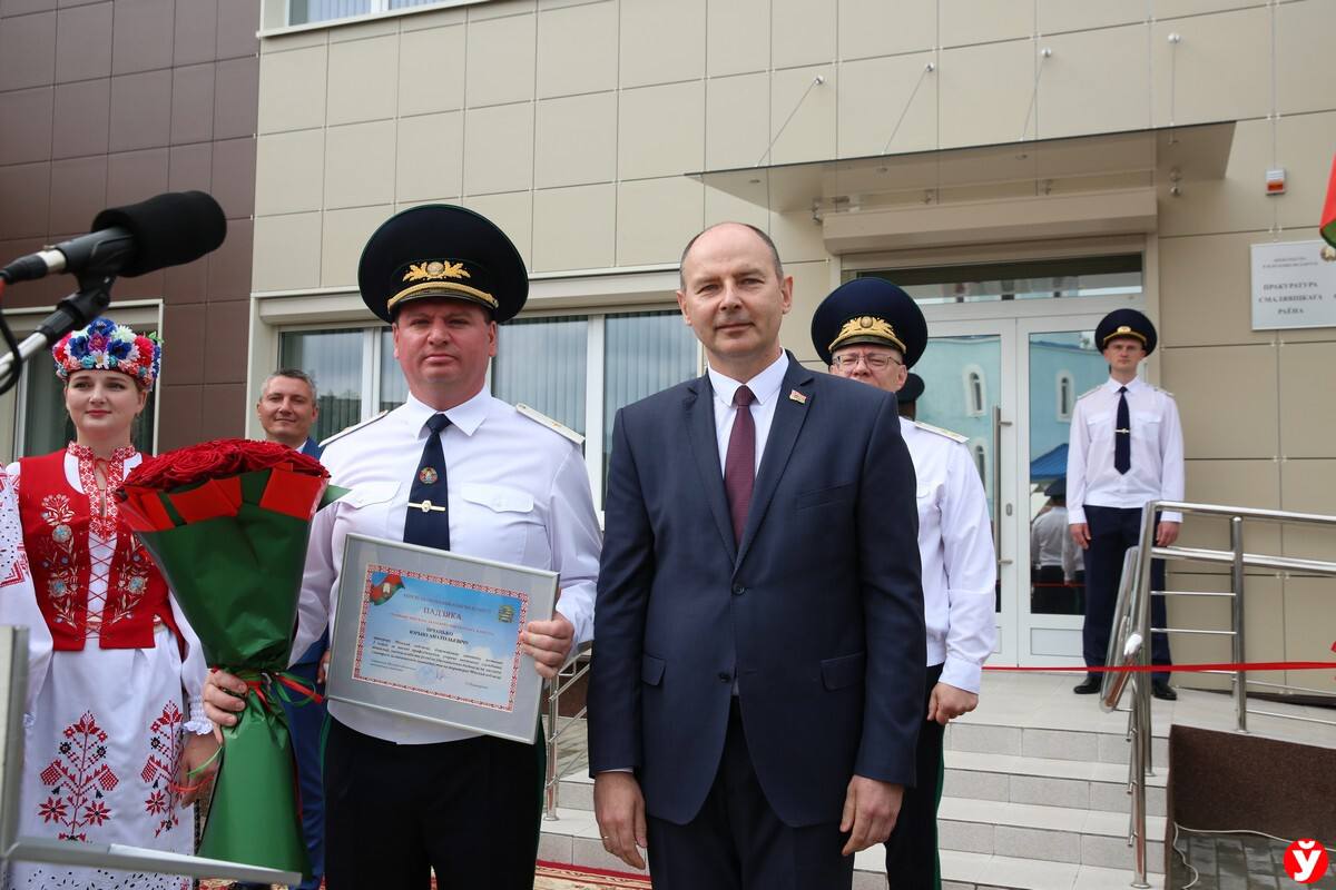 В Смолевичах открыли новое здание районной прокуратуры Вместо устаревшего здания сотрудники прокуратуры Смолевиччины получили почти 400 квадратных метров новых площадей. У каждого работника – отдельный кабинет, оборудованный современной оргтехникой и мебелью. Поздравить работников с новосельем приехали Генеральный прокурор Беларуси Андрей Швед и председатель Миноблисполкома Алексей Кушнаренко. - Органы исполнительной власти на системной основе создают условия для эффективной работы сотрудников прокуратуры. Мы это сделали в Копыле, Пуховичах, а сегодня в Смолевичах. Продолжаются работы по модернизации здания в Червене, - сказал глава центрального региона. - Это не просто инфраструктурный проект в динамично развивающемся городе-спутнике Смолевич. Это место, куда каждый может обратиться за защитой своих законных интересов. Алексей Иванович вручил Благодарность председателя Миноблисполкома прокурору Минской области Юрию Щетько.