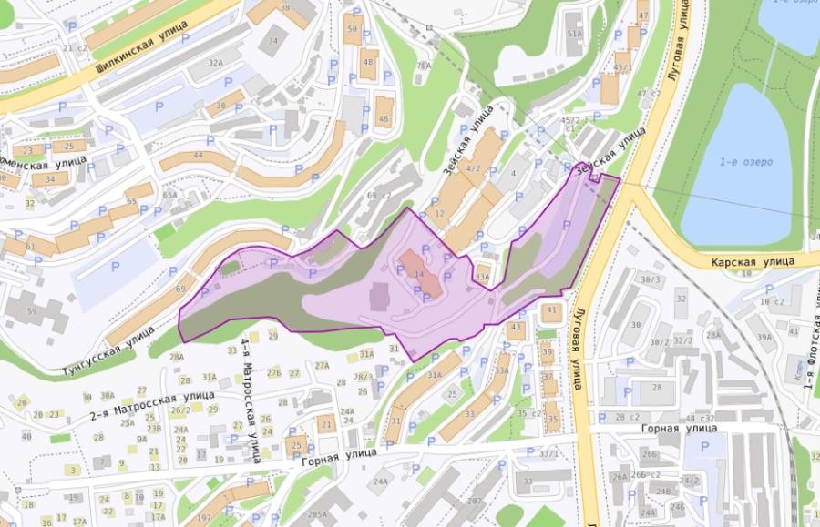 Арбитражный суд Приморского края прекратил право бессрочного пользования участком во Владивостоке площадью 3 98 га который не удалось в достаточной степени застроить с 1986 года Речь идет о земле между улицами Зейская и Тунгусская неподалеку от парка Минного городка которой долгое время распоряжалось ОАО Строитель Компания унаследовала права строительного треста еще с советских времен Один из главных аргументов мэрии за продолжительный срок Строитель сдал в эксплуатацию лишь один жилой дом на участке 25 28 010023 89 и начал возведение второго Эти объекты должны были стать частью более масштабной второй очереди застройки 51 го микрорайона РБК Восток в Telegram и MAX