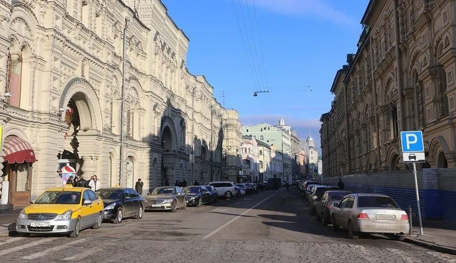 На улице Ильинке стартовали дорожные ремонтные работы которые будут осуществляться в основном ночью с частичным ограничением движения Эта одна из самых старых улиц Москвы протяженность которой составляет 550 метров соединяет Красную площадь и площадь Ильинские Ворота В ходе ремонта планируется обновить приблизительно 6 тысяч квадратных метров дорожного покрытия сообщили в мэрии столицы