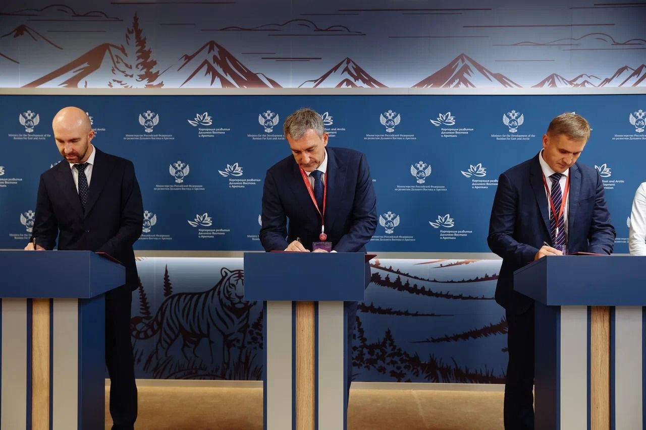 4 сентября в рамках Восточного экономического форума АО Росатом Возобновляемая энергия АО Корпорация развития Дальнего Востока и Арктики КРДВ и правительство Амурской области подписали соглашение о сотрудничестве по реализации проекта строительства ветропарка Успеновская ВЭС в Амурской области мощностью до 400 МВт Документ был подписан генеральным директором АО Росатом Возобновляемая энергия Григорием Назаровым губернатором Амурской области Василием Орловым и заместителем генерального директора по привлечению инвестиций АО Корпорация развития Дальнего Востока и Арктики Кириллом Каменевым Соглашение предусматривает взаимодействие при реализации проекта по созданию ветропарка а также поддержку инвестора со стороны Амурской области и Корпорации развития Дальнего Востока и Арктики в целях обеспечения возможности получения статуса резидента территории опережающего развития Амурская Григорий Назаров Сегодня сделан еще один шаг к реализации крупномасштабного проекта строительства первого ветропарка на Дальнем Востоке Высоко ценю помощь и поддержку руководства региона и профильных организаций Это создает благоприятную среду для привлечения инвестиций в электроэнергетический сектор и способствуют реализации проектов в более короткие сроки Василий Орлов Это перспективный проект Ветропарк в Амурской области станет первым в Дальневосточном федеральном округе и внесет значительный вклад в обеспечение нашего макрорегиона электроэнергией Такую задачу поставил Президент России Владимир Владимирович Путин Ветропарк это чистая энергетика позволяющая обеспечивать необходимой энергией стремительно развивающуюся экономику без вреда для экологии Также реализация проекта положительно отразится на экономике Амурской области обеспечит создание новых рабочих мест Мы заинтересованы в развитии этого направления энергетики и окажем всестороннюю поддержку инвестору Кирилл Каменев Развитие возобновляемой энергетики является одним из важнейших элементов в укреплении энергосистемы Дальнего Востока учитывая опережающий рост экономики К 2030 году для ликвидации прогнозируемого дефицита электрической энергии и мощности на территории энергосистем ДФО требуется строительство порядка 2 2 гигаватт мощности теплоэлектростанций и не менее 1 7 гигаватт ВИЭ Корпорация обеспечит сопровождение проекта и окажет содействие в получении статуса резидента ТОР и соответствующем расширении ТОР Амурская на площадку где будет строиться ветропарк Реализация проекта с применением преференциального режима ТОР позволит инвестору пользоваться широким набором инструментов поддержки в том числе возможностью получения субсидии на возмещение затрат на технологическое присоединение объекта генерации РосатомВИЭ ДВФО Амурскаяобласть УспеновскаяВЭС ЯРосатом