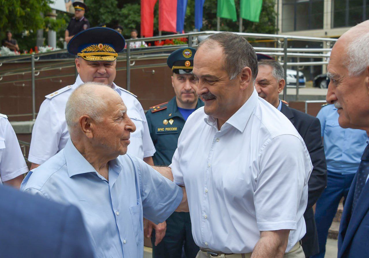 Сергей Меликов поздравил первого Президента Дагестана 2006-2010гг. Муху Алиева с 85-летним юбилеем. "Его личная биография красной нитью проходит через важнейшие вехи современной истории Дагестана, всей России. На каждом этапе профессионального пути, на руководящих постах, в научной и общественной деятельности он никогда не терял связь с духовными и культурными корнями, принимал решения твердо и решительно, опираясь на законы неписаного кодекса чести горцев и исключительное чувство ответственности перед земляками" - говорится в тг-канале Главы Дагестана. #юбилей #Муху_Алиев