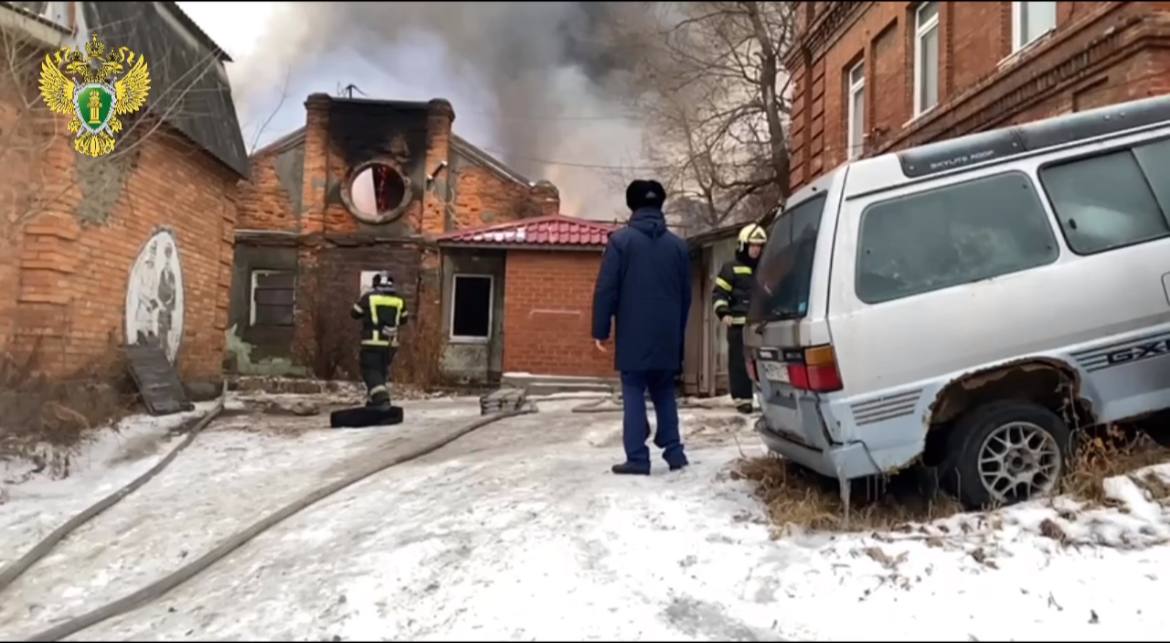 Пожар серьёзно повредил два исторических дома в центре Владивостока Возгорание началось около 8 утра и уничтожило жилые помещения в двух исторических зданиях по адресу Почтовый переулок 5а и 5б По информации МЧС пожар нанёс ущерб 7 квартирам жители домов не пострадали Тушение осложнялось недостаточным напором воды в пожарных гидрантах Для работы спецтехники спасателям пришлось временно перекрывать движение на улицах Петра Великого и Уборевича После происшествия жители Владивостока сообщают о сильном запахе гари в центре города Из за скопления спецтехники на Светланской движение оказалось затруднено на данный момент на прилегающем к месту пожара участке дороги серьёзные пробки Источник mchs vdk vmfareast