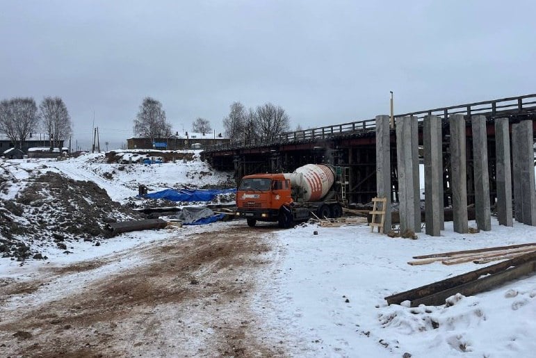 В Няндомском округе продолжаются дорожные работы на мосту через Мошу  Объект расположен на 16-м километре автодороги «Подъезд к деревне Наволок от автомобильной дороги Долматово – Няндома – Каргополь – Пудож».  Дорожные работы выполняются по национальному проекты «Инфраструктура для жизни».  Подрядчик уже завершил расчистку полосы отвода, а также погружение всех опор.  Сейчас на участке капремонта проводятся армирование и бетонирование ростверков и опор.  – На сегодняшний день выполнено 15 процентов работ. Ввести объект в эксплуатацию планируется в конце ноября 2025 года, – рассказал министр транспорта Архангельской области Сергей Роднев.  Напомним, что в 2025 году в Архангельской области в рамках дорожного нацпроекта «Инфраструктура для жизни» в нормативное состояние будут приведены девять региональных мостов и один муниципальный.