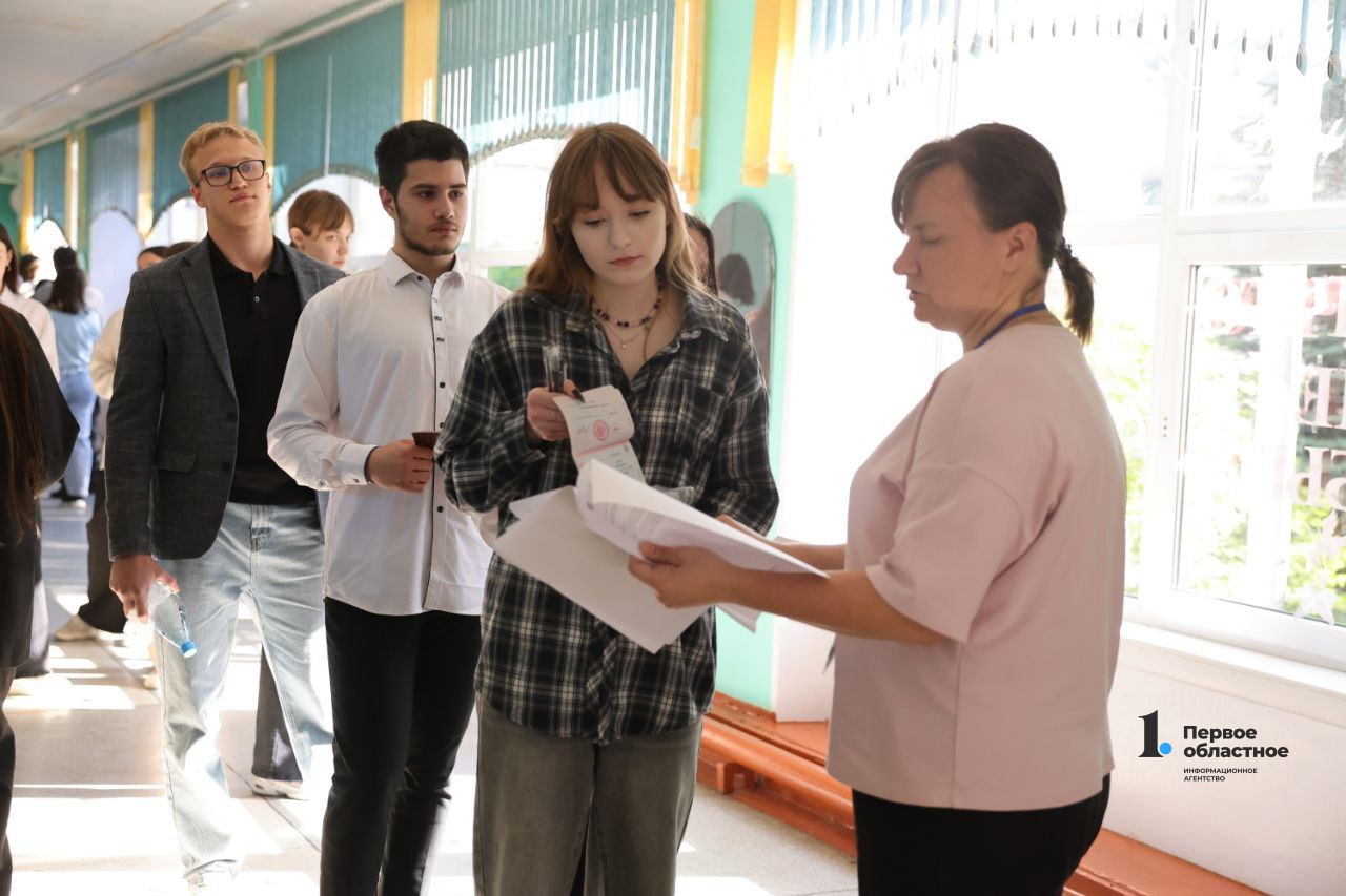 В Челябинской области пять человек получили 100 баллов после пересдачи ЕГЭ В Челябинской области подвели итоги единого госэкзамена, который выпускники сдавали в дни пересдачи — 3 и 4 июля. Пять человек получили максимально возможные баллы. Среди них один стобалльник по истории, один по литературе и трое — по математике. Общее число стобалльников на Южном Урале увеличилось до 140 человек. / Прислать новость