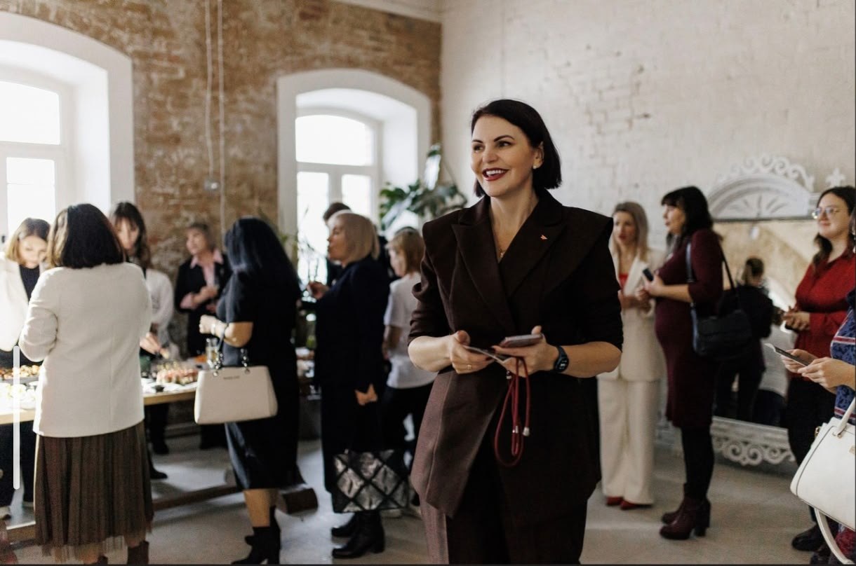 Блог советника директора по воспитанию был отмечен на ММСО Премия года Блог СоветникСОгоньком который ведёт Наталья Смарыгина советник директора по воспитанию Федеральный координатор в СФО Всероссийского сообщества наставников просветителей был отмечен специальной наградой Бренд с огоньком в номинации Личный бренд года в образовании Имя победителя объявили 18 декабря на премии Московского международного салона образования В своём блоге Наталья Геннадьевна делится новостями из профессиональной деятельности рассказывает о буднях своего лицея показывает идеи по созданию образовательного контента а также знакомит коллег с возможностями современного педагога наставника Каждый день в лицее это фейерверк эмоций взрывы смеха тихие откровения прорывные проекты детские эврики и наши учительские озарения И всё это живое настоящее Рада быть катализатором многих событий и эмоций делится Наталья Поздравляем Наталью Геннадьевну с заслуженным признанием Желаем неиссякаемого вдохновения новых творческих высот и конечно чтобы ваш огонёк продолжал освещать путь педагогическому сообществу РДЦ Росдетцентр Минпросвещения РДЦНовости Подписывайтесь на Росдетцентр в MAX