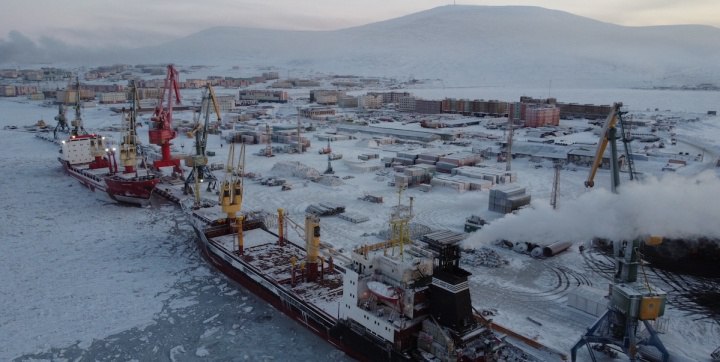 Завершение навигации в Певеке   seanews ru 2026 01 14 ru zavershenie navigacii v peveke Завершена навигация в самом северном порту России Певек Чукотский АО Как сообщает в своем телеграм канале Федеральное агентство морского и речного транспорта продолжительность навигации составила 199 дней За этот период порт посетило 132 судна в 1 6 раза больше чем в 2024 году Грузооборот вырос на 120 тыс тонн и составил 674 тыс тонн Порт