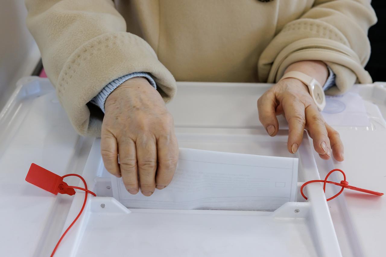 В Раде начали переписывать правила выборов в угоду Зеленскому На 26 декабря в Верховной раде назначили первое онлайн заседание рабочей группы по выборам и референдумам в условиях военного положения и после него сообщает РБК Украина Депутаты обещают обсудить рамки сроки и последовательность шагов как именно все это вообще проводить А после парламентарии обещают представить свои задумки Зеленскому А уж он очевидно понесет это как и обещал американцам   Подпишитесь на Абзац TG VK Дзен MAX Rutube