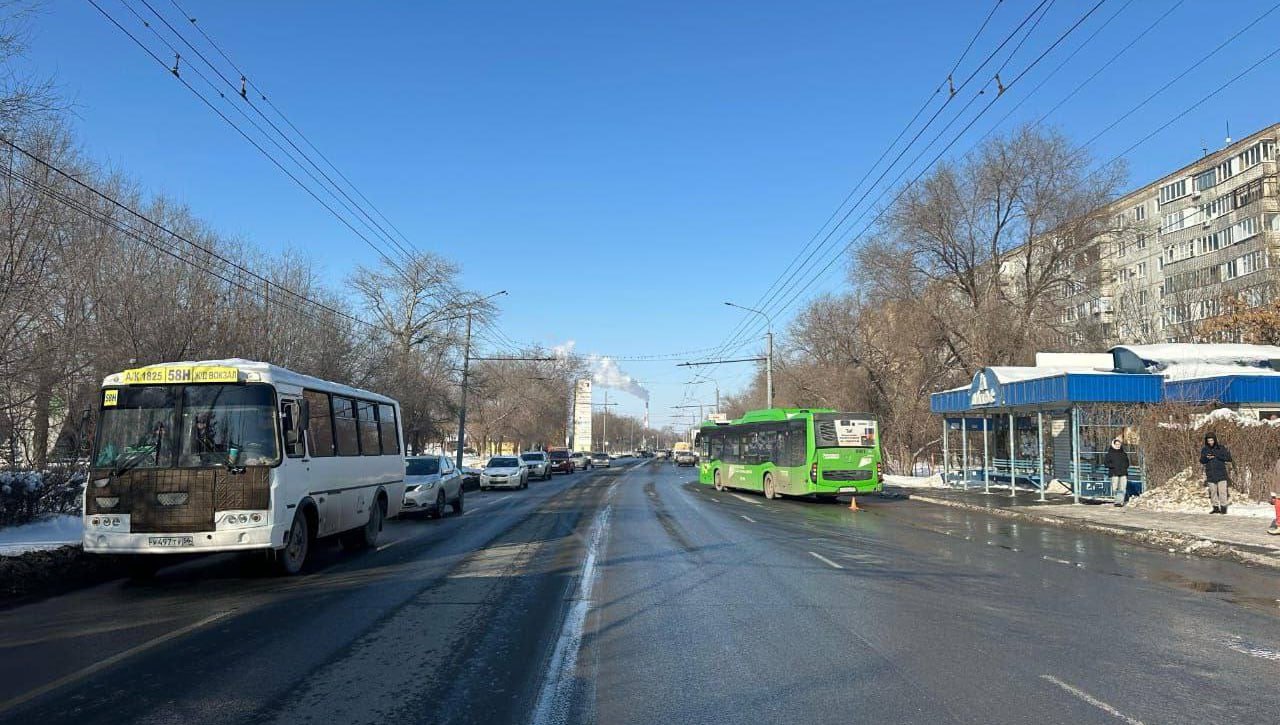 В Оренбурге скончалась женщина, упавшая под автобус во время посадки  ДТП произошло 1 марта на улице Пролетарской. Водитель уже начал движение, когда женщина садилась в автобус. Пассажирка упала под колеса. ЛиаЗ на неё наехал.    Оренбурженку госпитализировали, но, к сожалению, женщина в больнице скончалась.   Глава СК РФ Александр Бастрыкин распорядился возбудить уголовное дело об оказании небезопасных транспортных услуг и ожидает доклад о ходе и результатах его расследования.       Оренбуржье