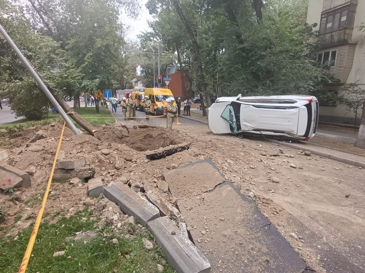 В Алматы взорвался подземный газопровод 16 июля на пересечении улицы Байзакова и бульвара Бухар Жырау в Алматы во время испытания на прочность взорвался подземный газопровод. Повредилось дорожное покрытие, несколько автомобилей и деревья. Люди не пострадали. «Сегодня, во время проведения работ по опрессовке вновь построенного подземного газопровода среднего давления, выполняемых подрядной организацией ТОО „СантехКомплектГрупп“, произошел выход воздушной смеси», — прокомментировали в QazaqGaz. Сейчас на месте работают специалисты, они выясняют причины аварии. Территорию оцепили. • Фото: QazaqGaz.