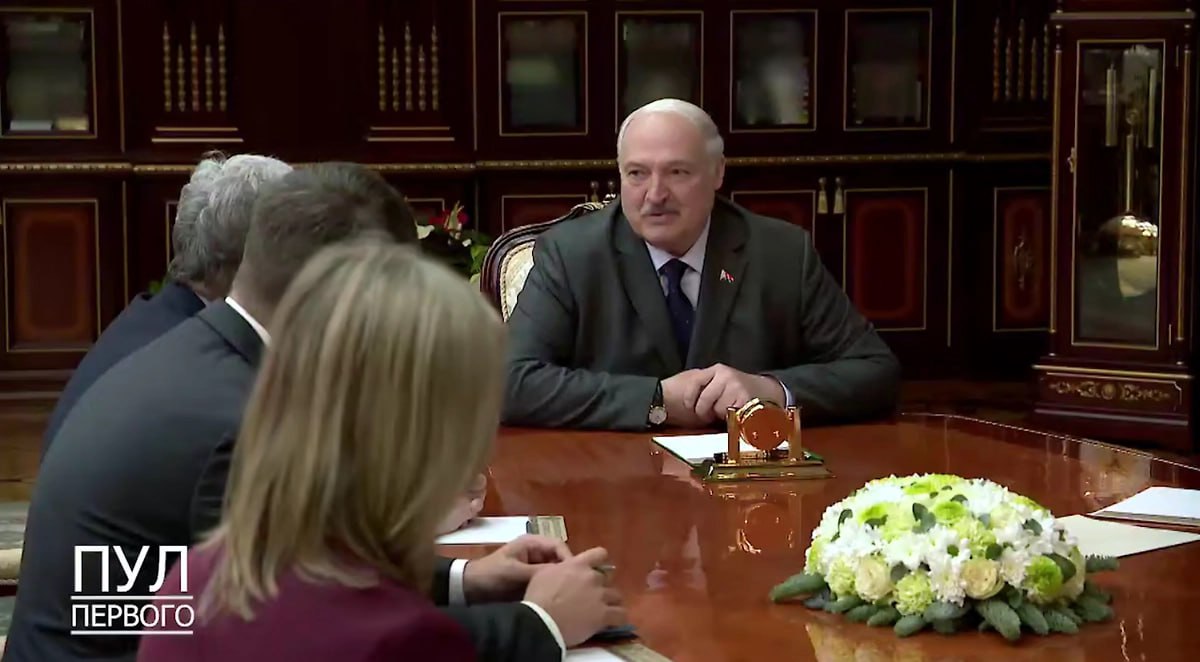 Лукашенко признался что ему нравится как действует Трамп Президент Белоруссии Александр Лукашенко публично заявил что ему очень нравятся последние действия американского лидера Дональда Трампа Своё мнение он высказал во время встречи со спецпосланником США по Белоруссии Джоном Коулом в Минске Говорят что Трамп любит лесть но я не ради лести хочу сказать что в последнее время он мне очень нравится своими действиями сказал глава республики Геополитика